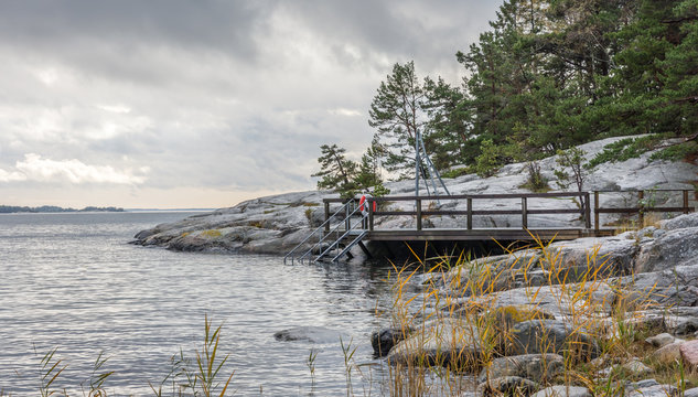 Klippbad p&aring; Bj&ouml;rn&ouml; i Stockholms sk&auml;rg&aring;rd