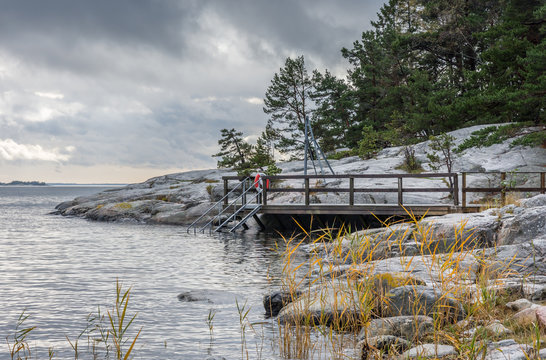 Klippbad p&aring; Bj&ouml;rn&ouml; i Stockholms sk&auml;rg&aring;rd