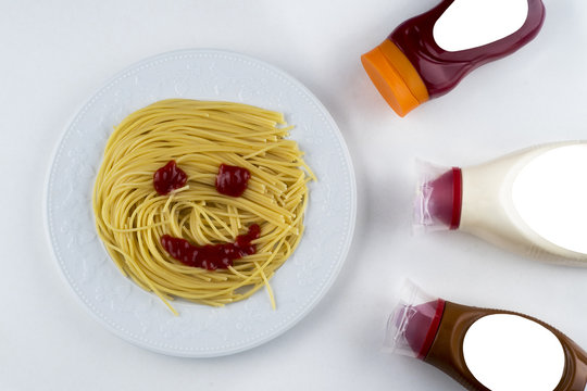 makarna, spagetti ve kelebek makarna beyaz zemin üzerine ketçap mayonez ile  kızmızı biber ve yeşil biber ile birlikte. Stock Photo | Adobe Stock
