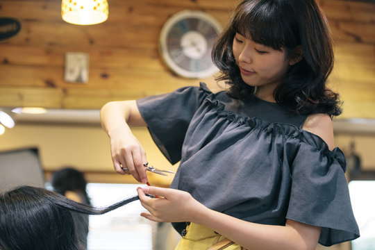 女性美容師
