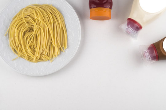 makarna, spagetti ve kelebek makarna beyaz zemin &uuml;zerine ket&ccedil;ap mayonez ile kızmızı biber ve yeşil biber ile birlikte.