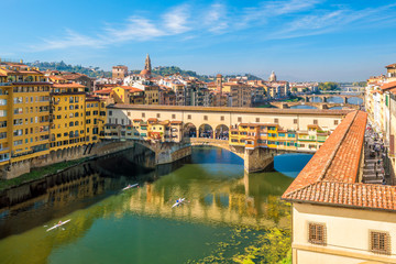 Ponte Vecchio über dem Fluss Arno in Florenz