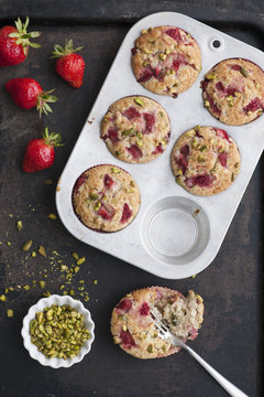 Erdbeer Muffins mit Buttermilch und gehackten Pistazien