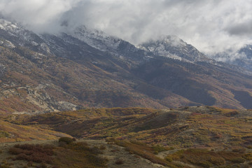 Fototapeta premium Utah fall mountain with snow on top