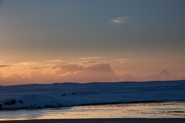 Fototapeta na wymiar Fluss im Licht des Sonnenuntergangs - Island - Nordatlantik