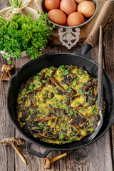 omelette aux chanterelles dans une poêle 