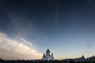 Obraz premium The Cathedral Of Christ The Savior and blue dark sky with white clouds. Moscow.