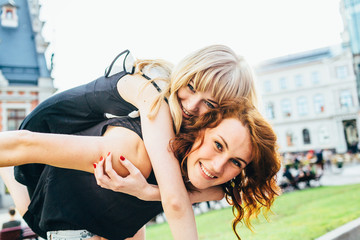 A couple of friends enjoying summer in the city
