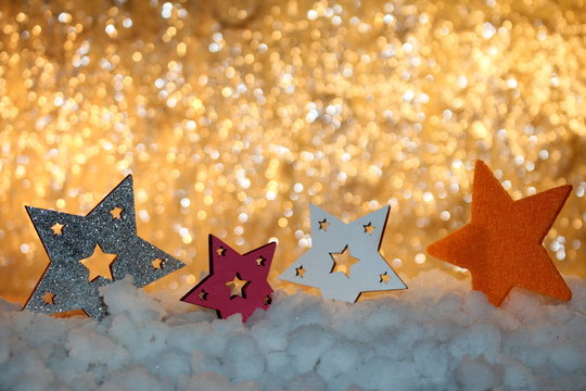  красивый новогодний фон со звездами и снегом  на блестящем фоне      