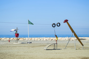 Niña jugando en la playa. Little girl playing on the beach. Málaga