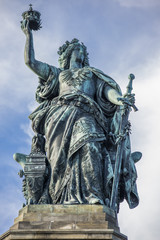 Obraz premium Niederwalddenkmal mit Germania-Statue bei Rüdesheim am Rhein, Weinstadt in Deutschland