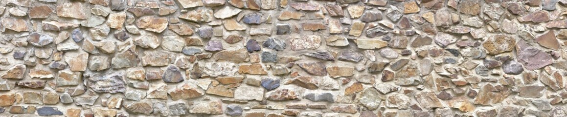 große Natursteinmauer im Panoramaformat