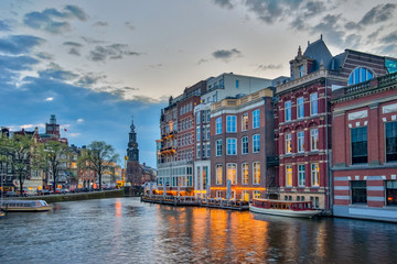 Naklejka premium Amsterdam gród z zachodem słońca w Holandii