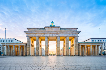Naklejka premium Wschód słońca w berlińskim mieście z Bramą Brandenburską w Berlinie, Niemcy