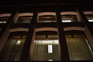 Fototapeta premium Arcos de edificios iluminados.