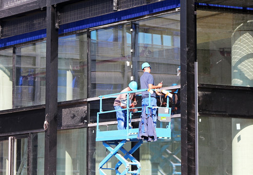 ouvriers sur chantier de construction