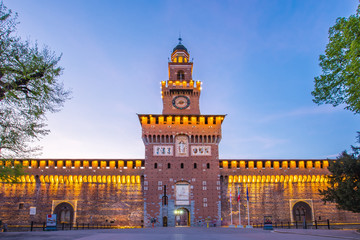 Obraz premium Castello Sforzesco lub Zamek Sforzów w Mediolanie w nocy