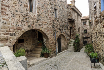 Fototapeta na wymiar streets of the interior of the medieval people of Saint Pau, Gerona, Spain.