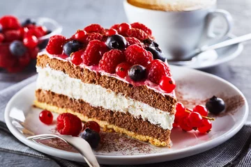 Photo sur Plexiglas Dessert Tranche de gâteau aux baies fraîches gastronomique