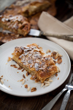 Apple strudel with almonds