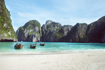 Obraz premium Beach with white sand landscape. Boat mooring in Asian style, canoe. Phi Phi Ley Thailand