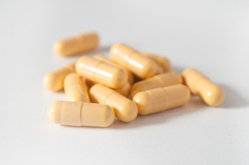 médicaments sur fond blanc