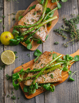 Tuna steaks with asparagus and salad