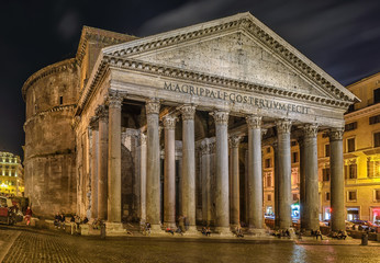 Obraz premium Night view of Pantheon in Rome. Italy