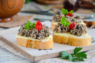 Leaver pate bread toast