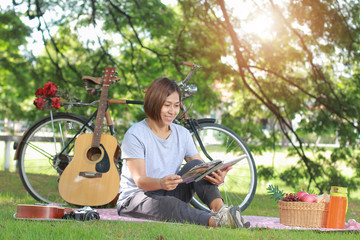 Obraz premium Asian women read books in the garden