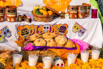 El altar de muertos tiene mucho pan.