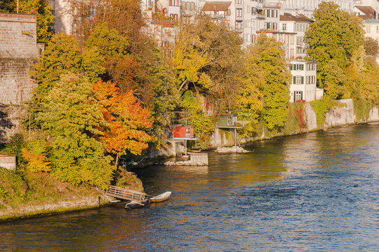 Basel, Stadt, Altstadt, Altstadth&auml;user, Rhein, Rheinufer, Grossbasel, Wassersport, Boote, F&auml;hre, Galgenfischer, Fischer, Herbst, Schweiz