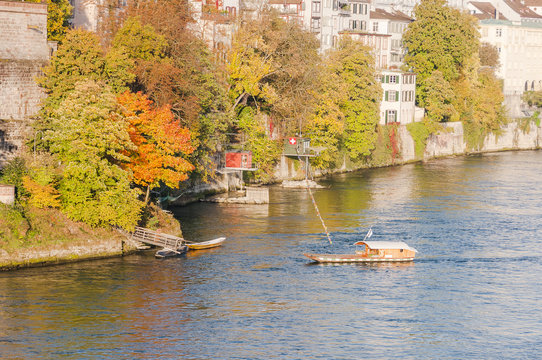 Basel, Stadt, Altstadt, Altstadth&auml;user, Rhein, Rheinufer, Rheinf&auml;hre, F&auml;hre, Grossbasel, Wassersport, Fischer, Galgenfischer, Herbst, Schweiz