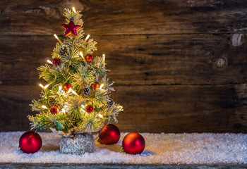 Fototapeta na wymiar Frohe Weihnachten Tannenbaum mit Kugeln rot und Lichter