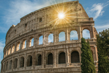 Fototapeta premium Splendida vista del Colosseo al sorgere del sole