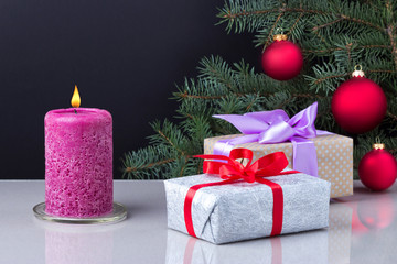 Новогодние подарки и ель на чёрном фоне.