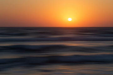 Naklejka na ściany i meble Sonnenuntergang über dem Meer