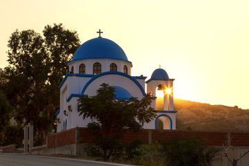 Fototapeta na wymiar Griechische Kirche im Sonnenuntergang