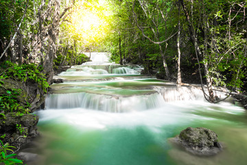 Naklejka premium Wodospad Huay mae khamin Piękny widok