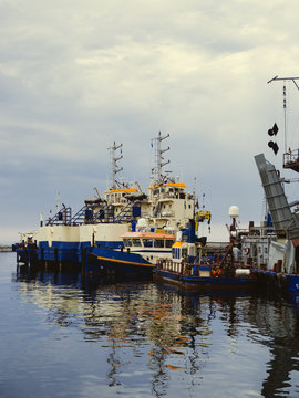 Dredging vessels