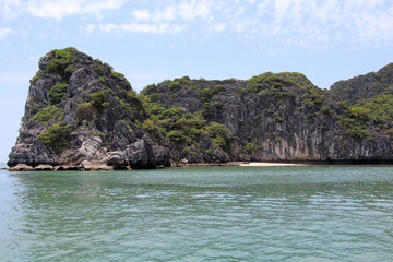 Naklejka premium Ha Long Bay in Vietnam – Limestone Karsts and Emerald Waters