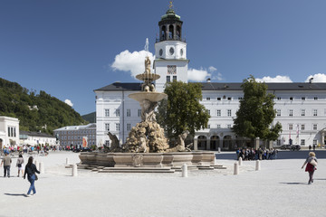Naklejka premium Brunnen auf dem Residenzplatz in Salzburg
