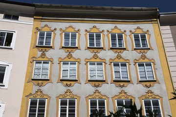 Obraz premium Gebäudefassade in der Altstadt von Salzburg, Österreich