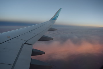 Fototapeta na wymiar Flug durch rosa Nebel