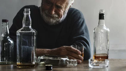Rolgordijnen Bar Oudere man die alcohol drinkt