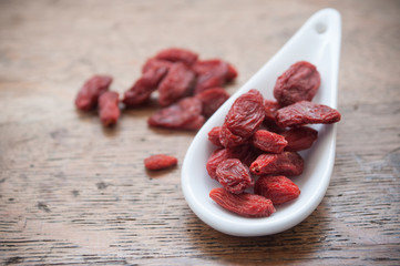 Baies de Goji sur table en bois
