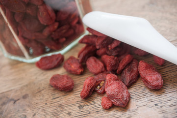 Baies de Goji sur table en bois
