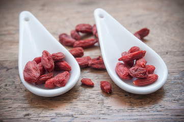 Baies de Goji sur table en bois