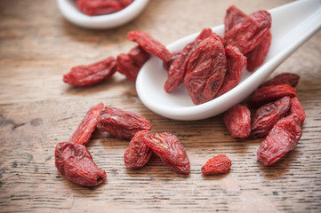 Baies de Goji sur table en bois