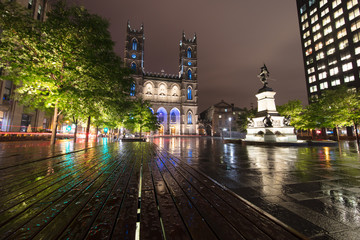 Fototapeta na wymiar Montréal la nuit